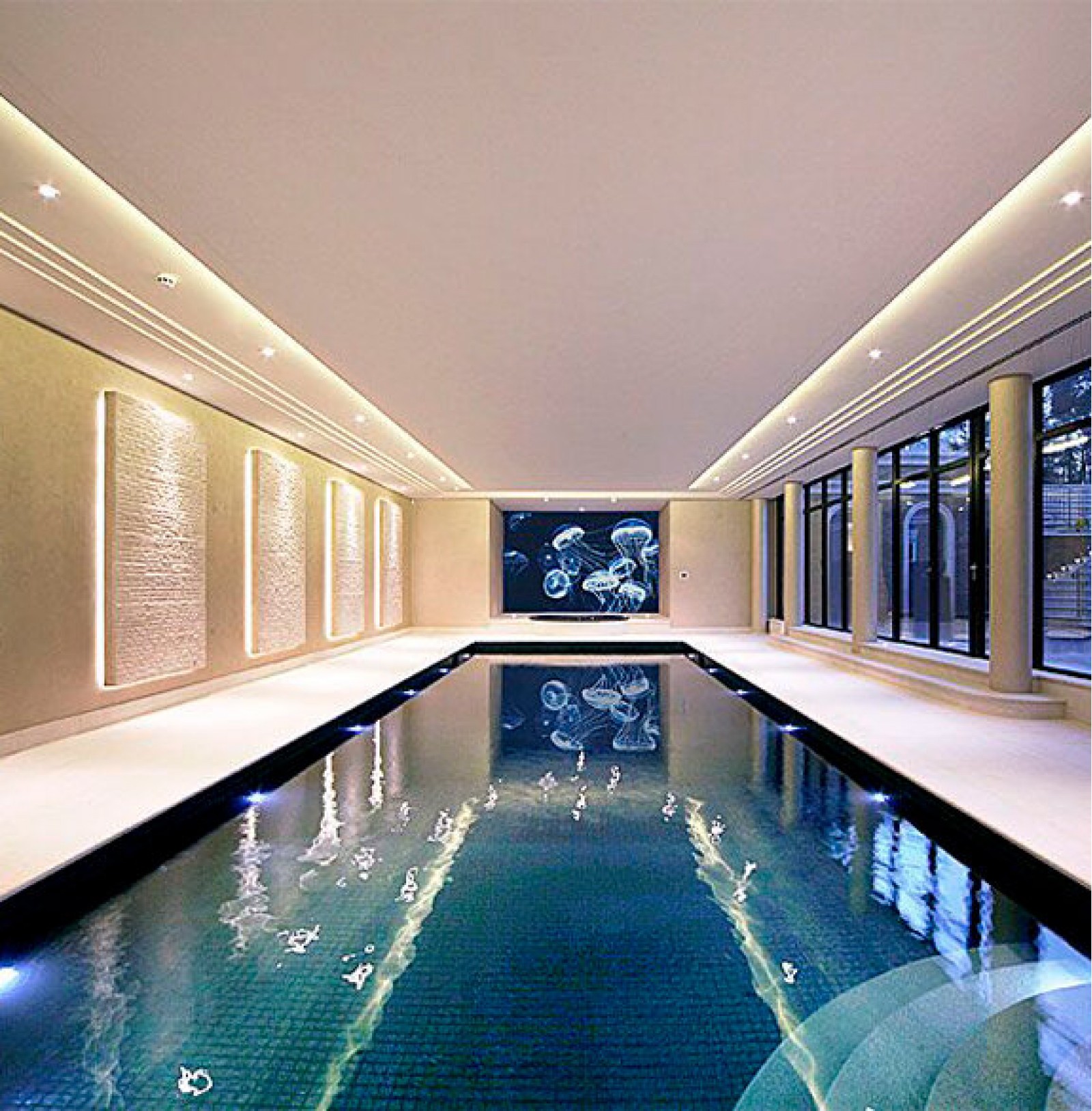 Освещение и светильники для бассейна