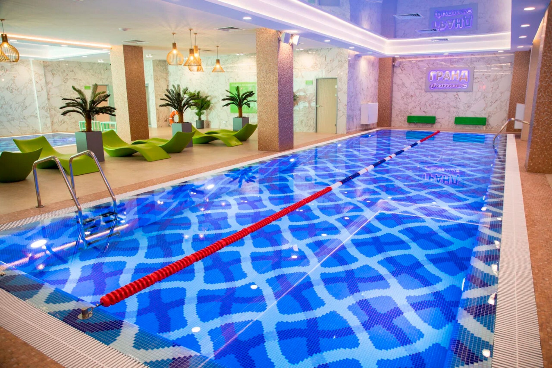 Бассейн в фитнес-центре для плавания