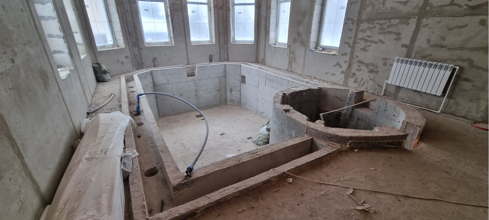 Частный бассейн с гидромассажной ванной начало