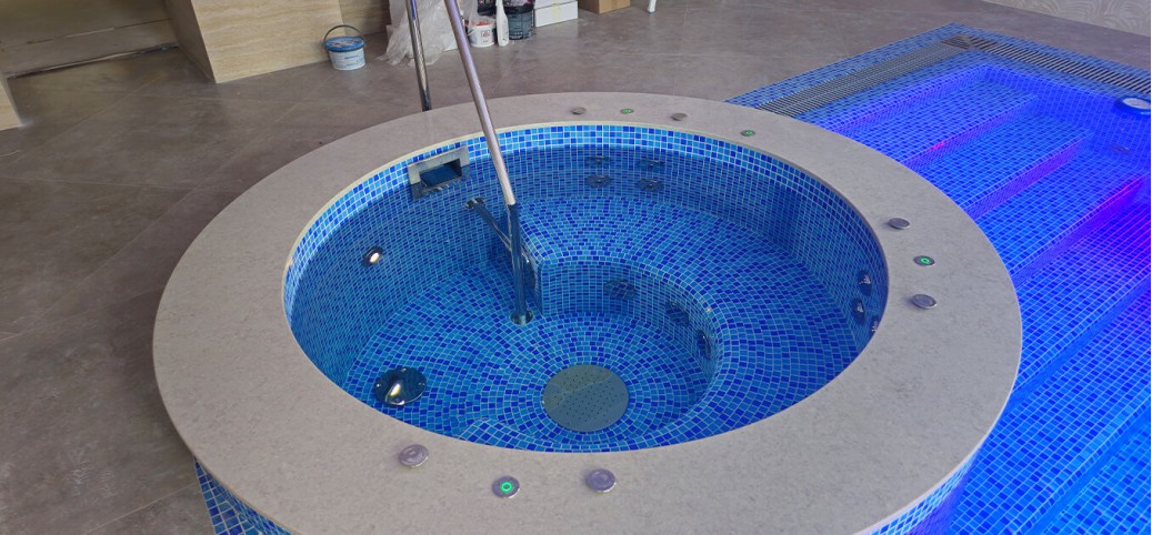 Частный бассейн с гидромассажной ванной