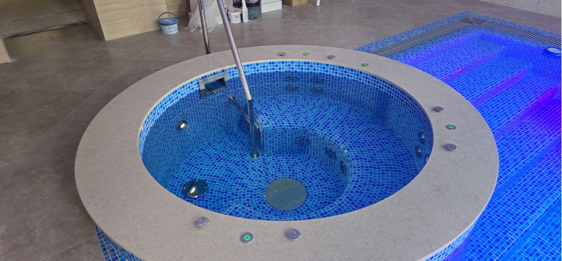 Частный бассейн с гидромассажной ванной