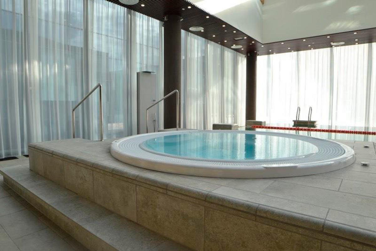 Композитный гидромассажный переливной SPA-бассейн "Rome" 300 х 300 х 120 см  глубиной 120 см, круглый морозоустойчивый