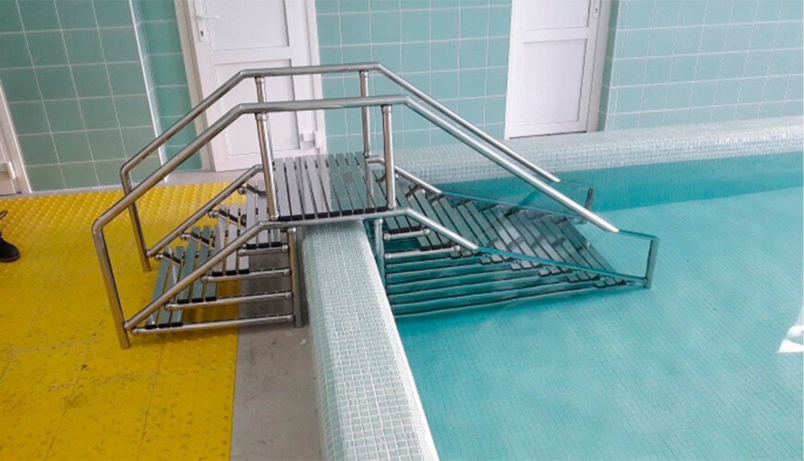 Лестницы для бассейна