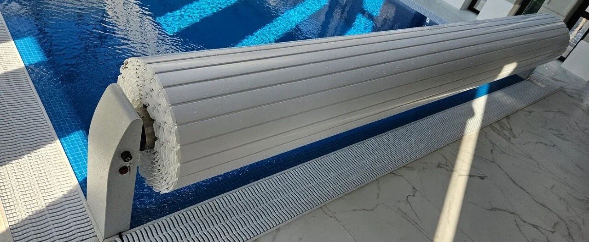 Автоматические жалюзи для бассейнов