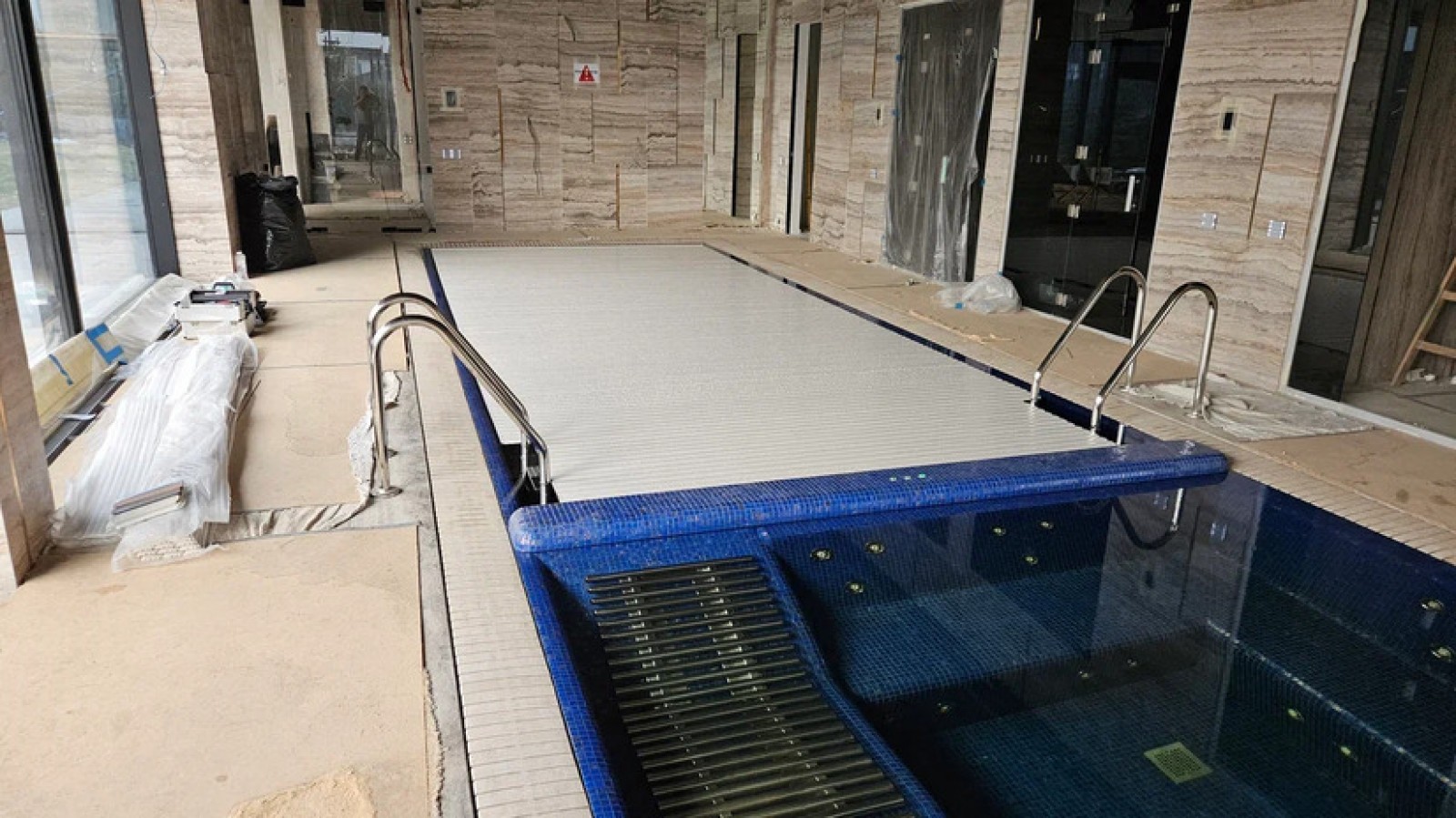 Автоматические жалюзи для бассейнов