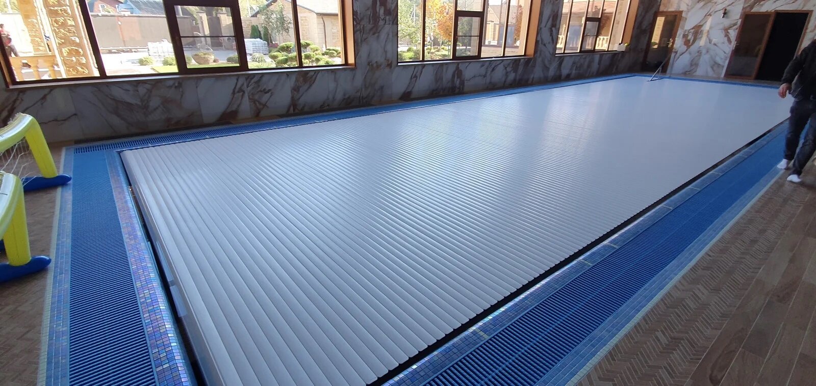 Автоматические жалюзи для бассейнов