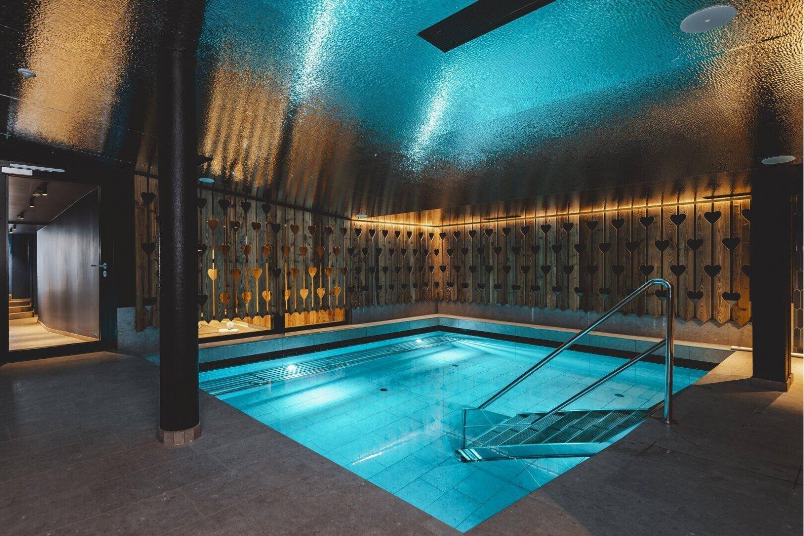 Уборка в бассейне цена