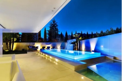 Строительство стеклянного бассейна